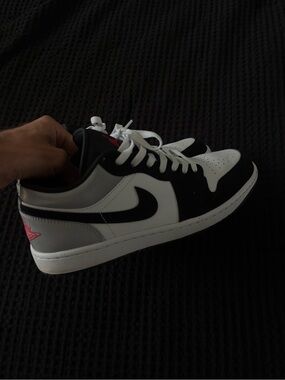 Nike Low-Top Sneakers in Black, White and Gray with Pink Detail